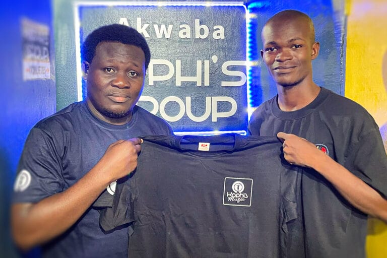 Groupe Gospel All For Jesus signé par Monsieur Kophi à KOPHI'S MUSIC après leur passage dans Flow 2 Grace sur JASIN FÊ – Abidjan décembre 2025