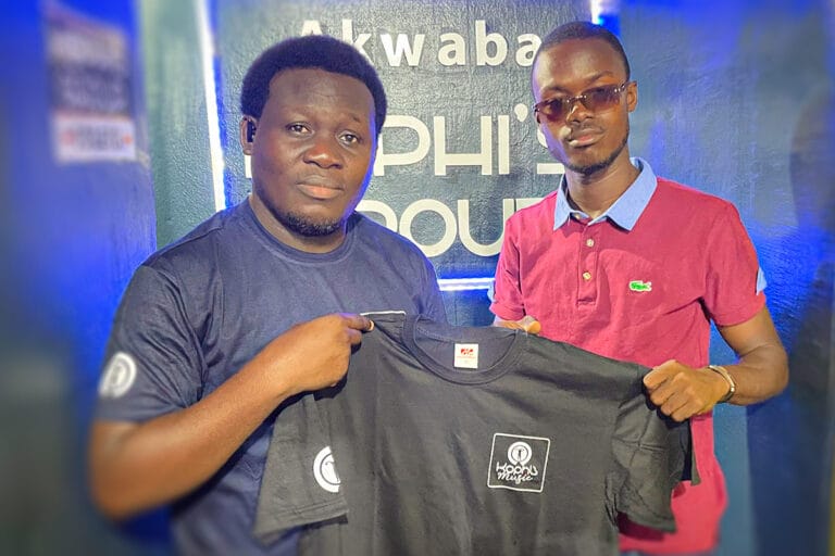 Groupe Gospel All For Jesus signé par Monsieur Kophi à KOPHI'S MUSIC après leur passage dans Flow 2 Grace sur JASIN FÊ – Abidjan décembre 2025