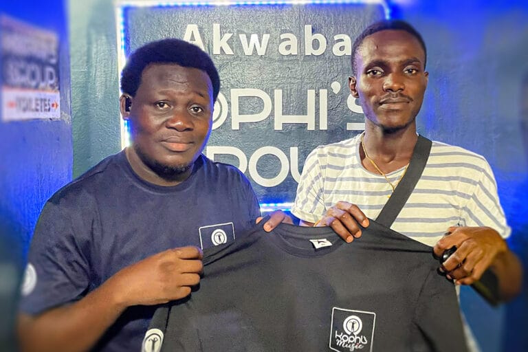 Groupe Gospel All For Jesus signé par Monsieur Kophi à KOPHI'S MUSIC après leur passage dans Flow 2 Grace sur JASIN FÊ – Abidjan décembre 2025