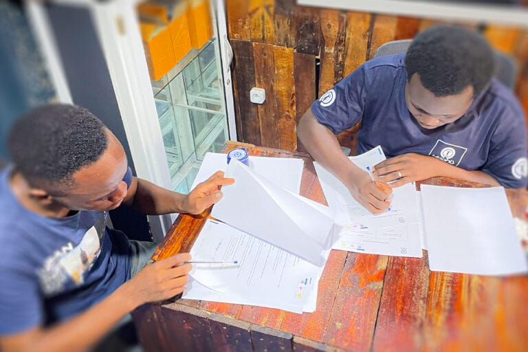 Groupe Gospel All For Jesus signé par Monsieur Kophi à KOPHI'S MUSIC après leur passage dans Flow 2 Grace sur JASIN FÊ – Abidjan décembre 2025