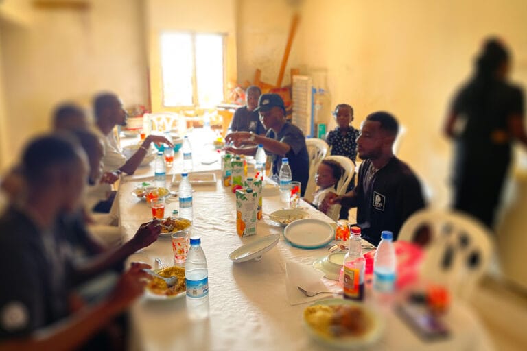 Le 3 janvier 2026, KOPHI'S MUSIC, label de KOPHI'S GROUP SAS, a accueilli ses nouveaux artistes signés — ALL FOR JESUS et Eustache Melody — autour d'un déjeuner intime chez le Président Fondateur.